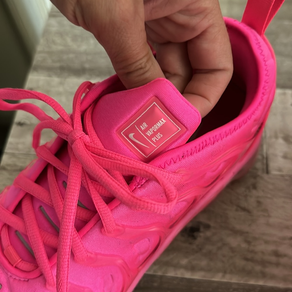 Nike Women’s Hot Pink Athletic Sneakers - Picture 8 of 8